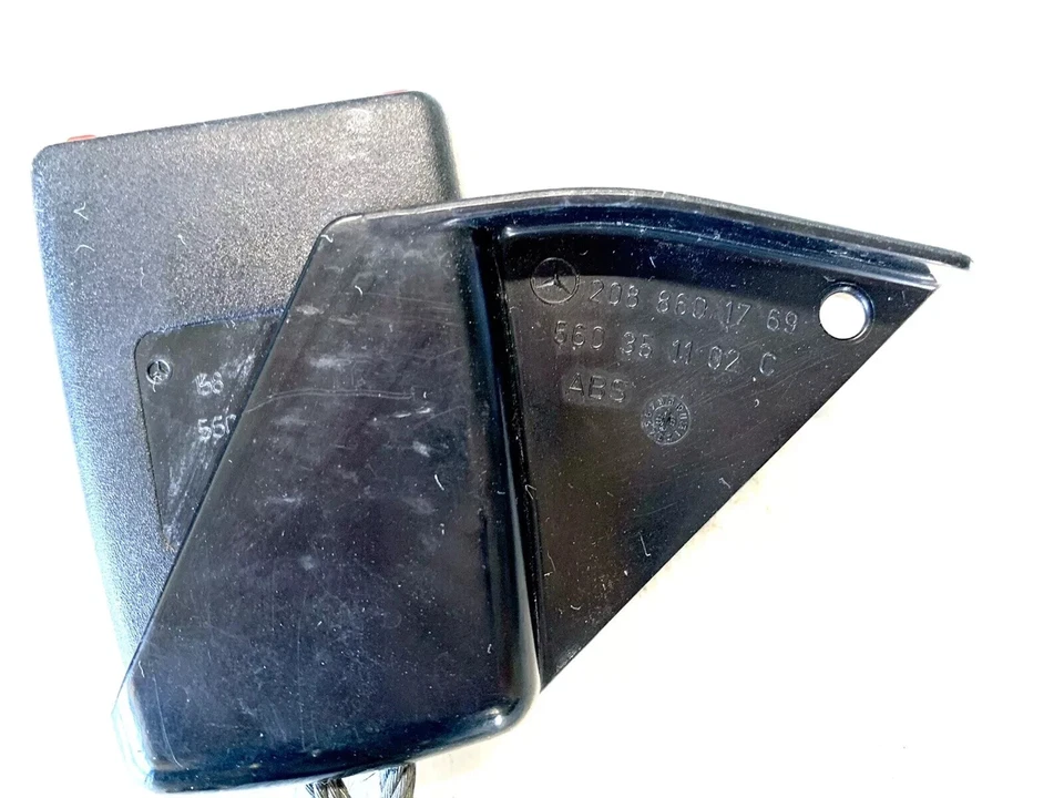 Receptor de hebilla de cinturón de seguridad Mercedes 1998-2002 W208 OEM trasero derecho Foto 3 de 4