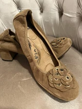 Natural Sofft Chunky Heel Pumps Slip-on Solid Floral size 8.5m