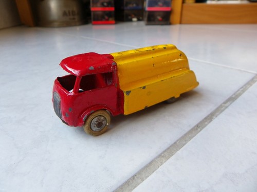 CAMION FORD CITERNE ESSO DINKY TOYS ATLAS 25U 1:43 de reference 25U