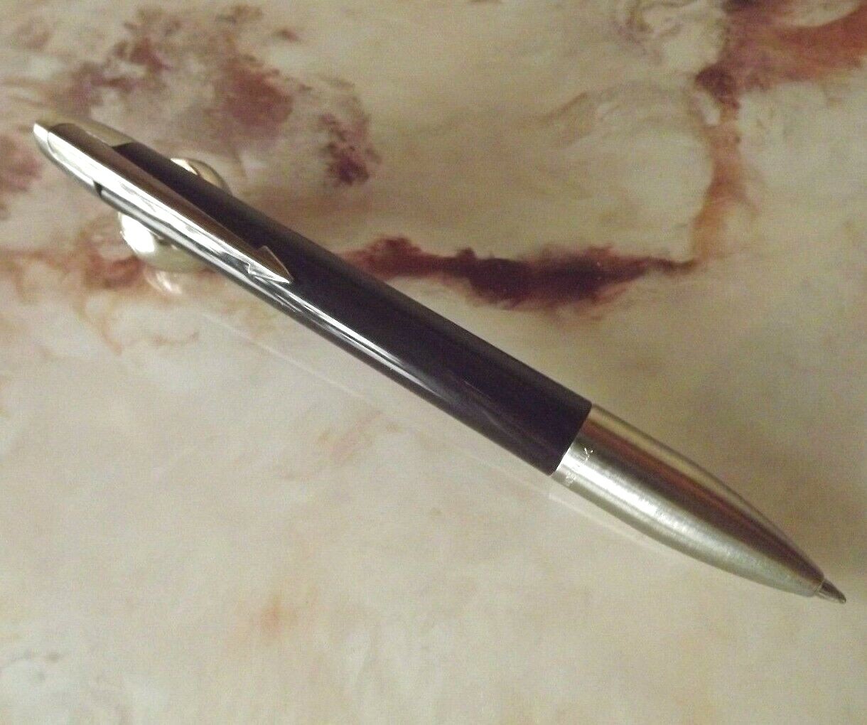 Stylo bille Parker IM neuf de stock finition haut de gamme corps en métal V29