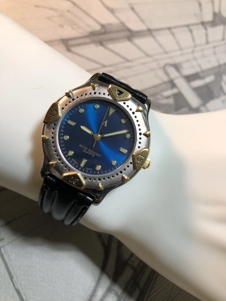 Relógio Avon Vintage Mostrador Azul Pulseira de Couro Tom Prata e Dourado Ponteiros Luminosos 37mm - Imagem 2 de 4