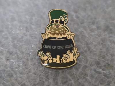 Irischer Kobold mit vierblättrigem Kleeblatt Gold St Patrick`s Emaille Anstecknadel Abzeichen 