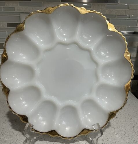 Placa de ostra vintage de vidrio de leche blanca plato de huevo diabólico con borde dorado - Imagen 1 de 5