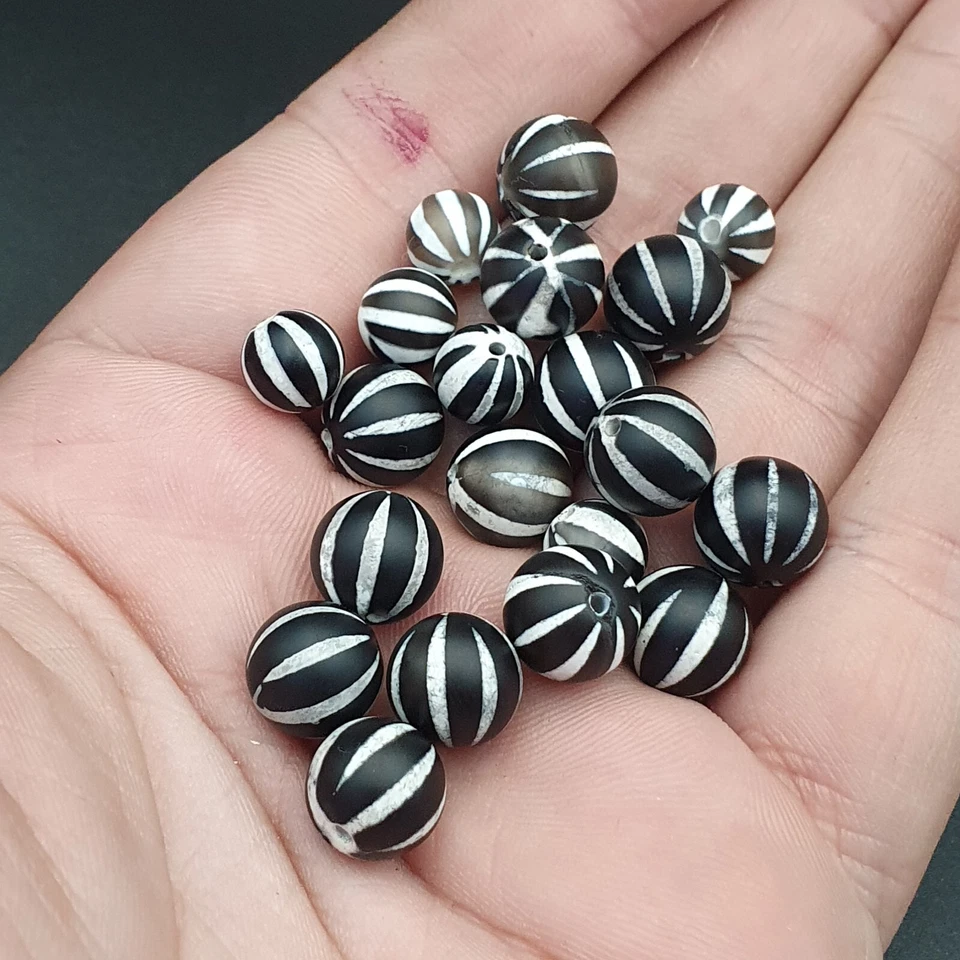 Lote 20 cuentas de ágata grabadas tibetanas indo himalayas cuentas de ágata decoradas Foto 3 de 4