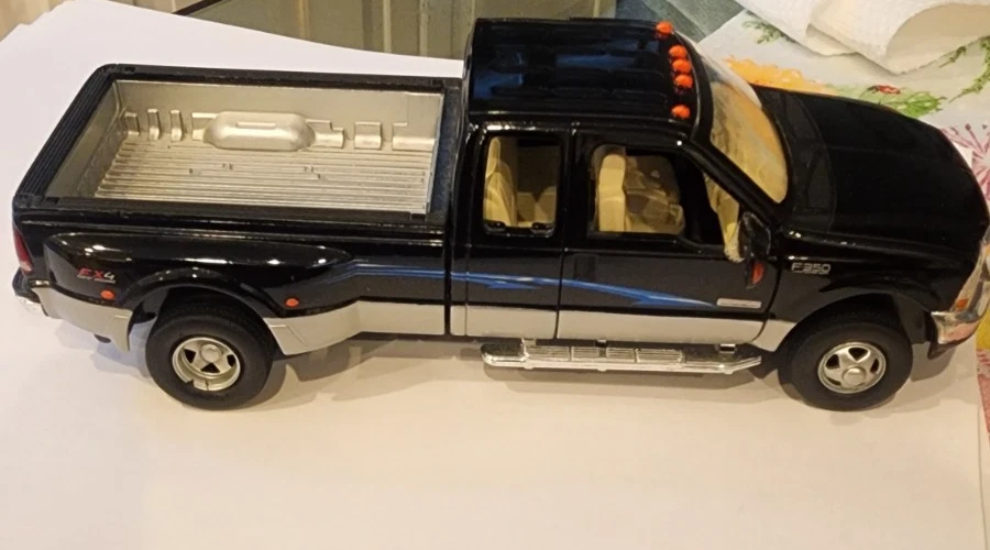 Camioneta pickup NewRay Ford F-350 Super Duty negra y plateada escala 1:32 diecast Foto 2 de 4
