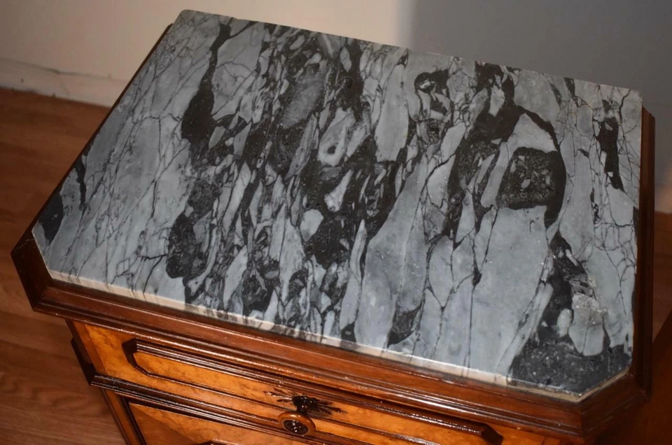 Mesitas de noche/mesitas de noche antiguas victorianas Birdseye de arce y mármol de la década de 1880 Foto 2 de 4