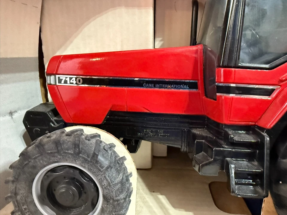 ERTL Case International 7140 Mechanical Front Drive Special Edition 1/16th Scale - Image 3 of 4