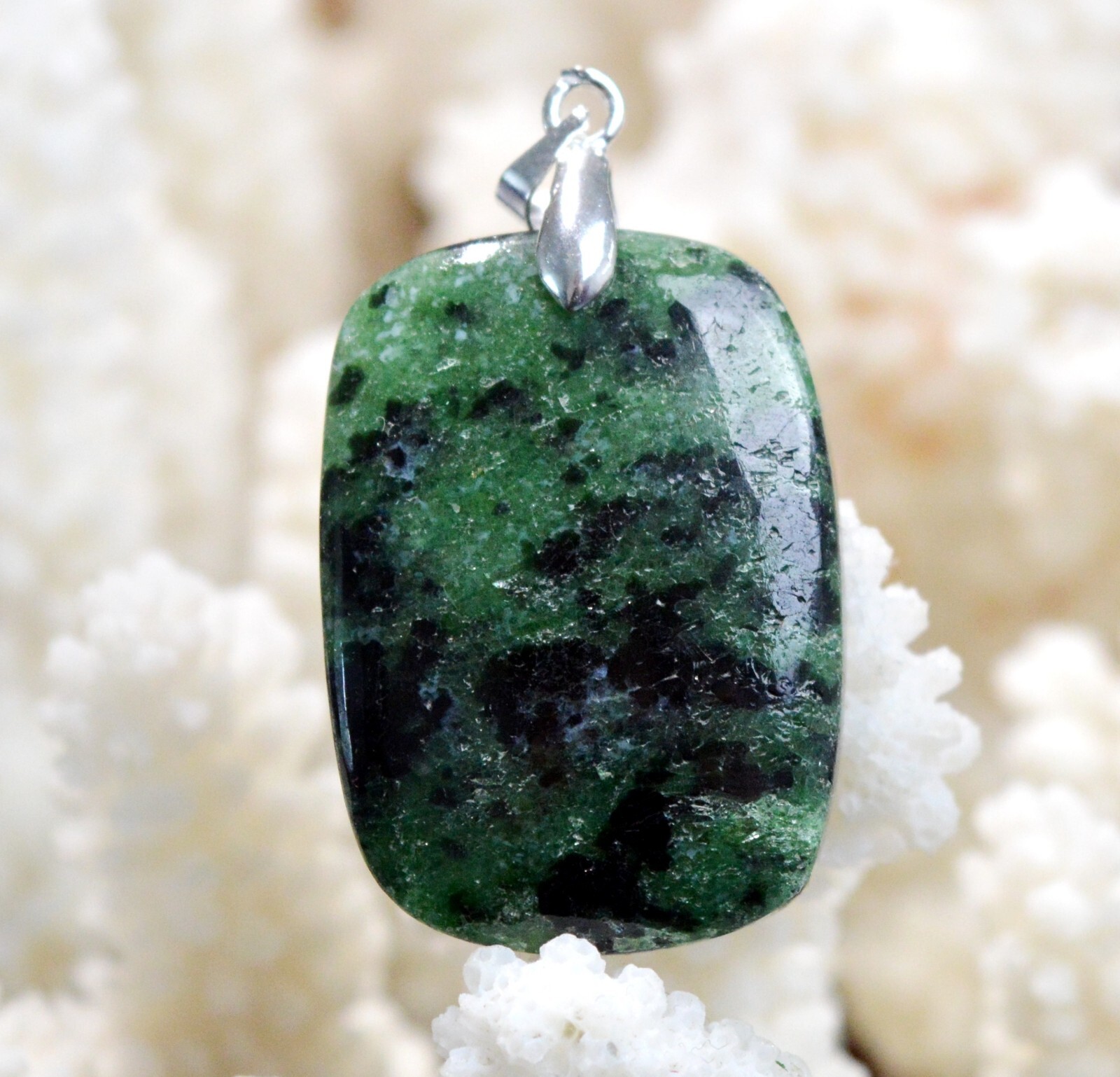 Pendentif en zoisite 49 carats, cabochon en pierre naturelle de Tanzanie pour sublimer vos tenues bohèmes