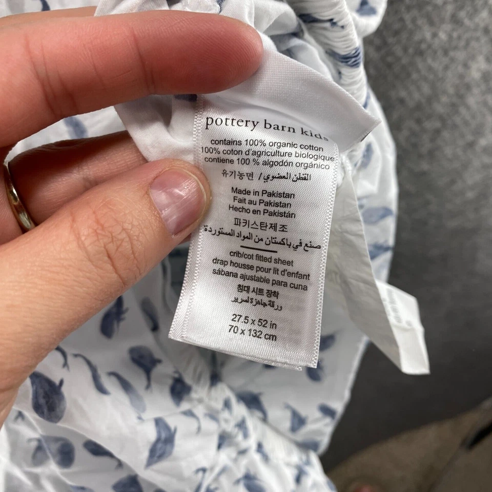 Sábana cuna Pottery Barn Kids Mermaids Cove algodón orgánico estampado de peces blancos Foto 4 de 4