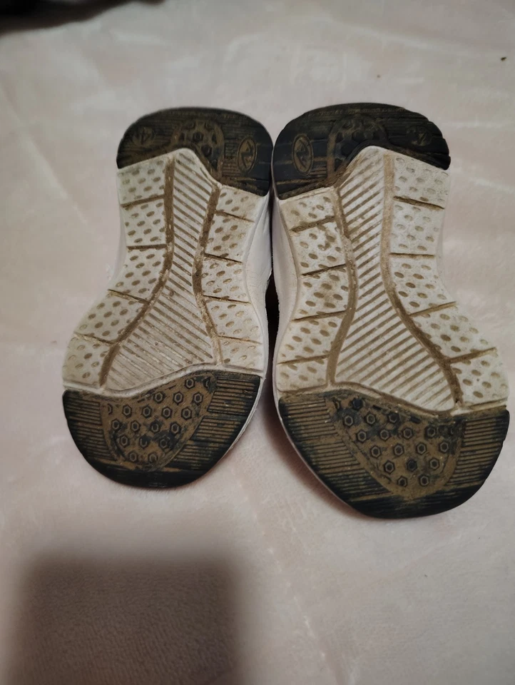 Zapatillas negras Athletic Works para niños pequeños talla 4  Foto 4 de 4