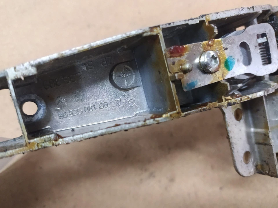 Marco interior manija puerta delantera derecha citroën c4 i lc 9682508180 1.6 diésel 28622913 - Imagen 2 de 3