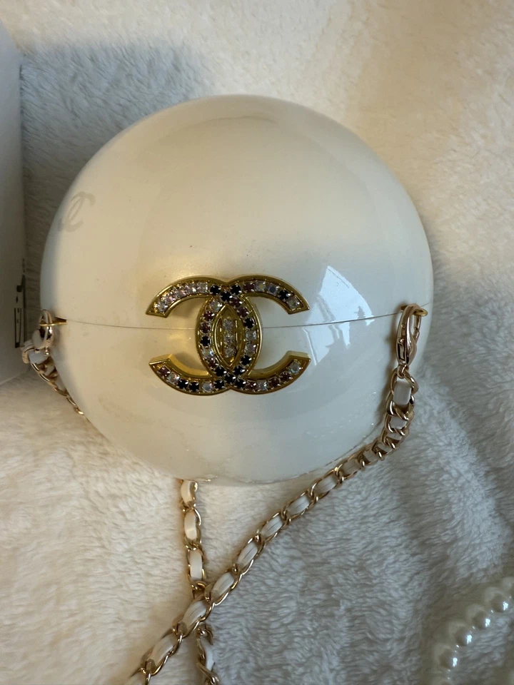 Rare! CHANEL Pearl Plexiglass Minaudiere Bag 2016 Dubai VIP Gift - Image 3 of 4