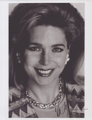 QUEEN NOOR AL-HUSSEIN (JORDAN) AUTOGRAPHED SIGNED PHOTOGRAPH