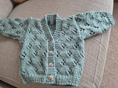 Neu Baby Mädchen handgestrickte Strickjacke salbeigrün 3-6 Monate