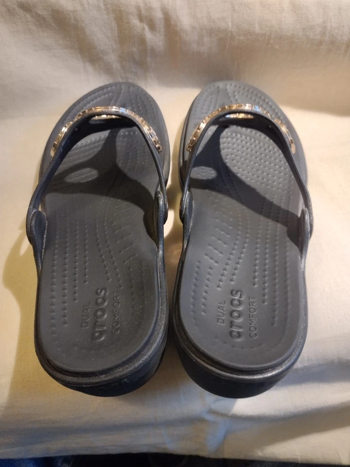 CROCS Sanrah Diamante Wedge Flip Flop Womens 7M Black Gold Medallion Embellished - Image 4 of 4