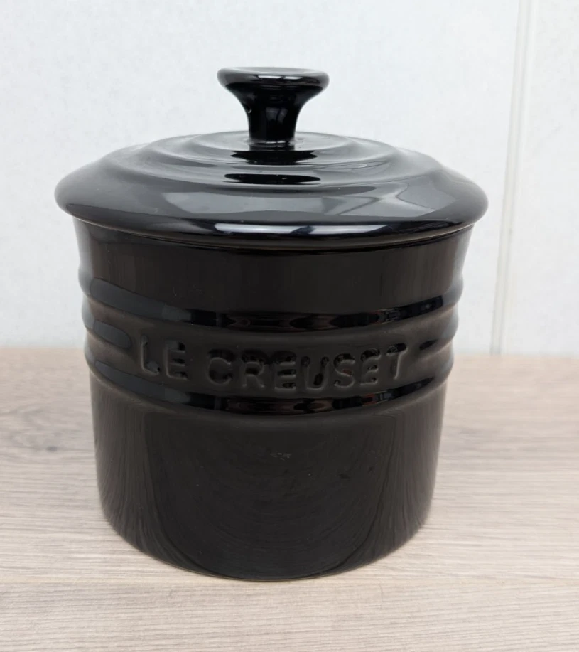 Le Creuset Black Stoneware Storage Jar Canister With Lid 0.8L / 28oz Shiny Ebony
Opens in a new wind
