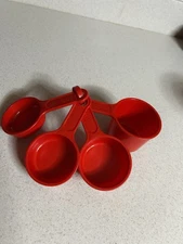 Set of 4 Rubbermaid Nesting Measuring Cups With Ring Red