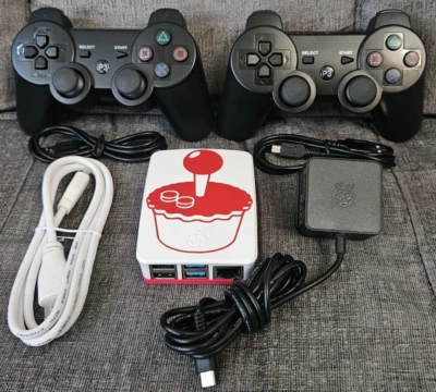 Retropie! Raspberry Pi 4 Mini Gaming Console! 2x PS3 Style Wireless Pads 128gb