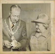 1975 Press Photo Councilor John Duncan Dunning and wife look over ceremonial cup