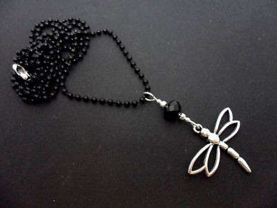 EINE SCHWARZE KUGELKETTE DRAGONFLY THEMA HALSKETTE. 24'' LANG NEU.
