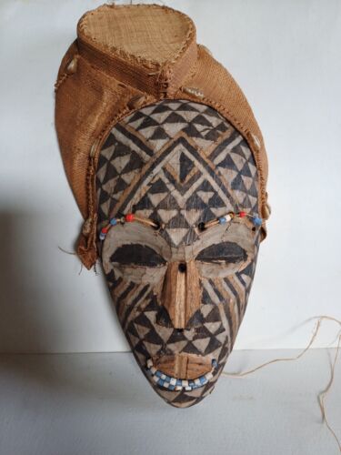 Vintage African Painted Mask Kuba Congo Beads Raffia Female Cowrie Shell Display - Picture 9 of 14