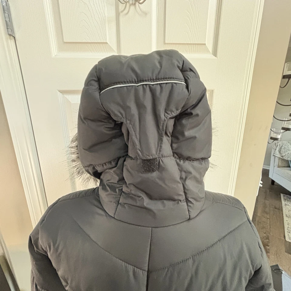 Abrigo acolchado Columbia para niños 14/16 (grande) negro, con capucha y ala de piel sintética Foto 4 de 4