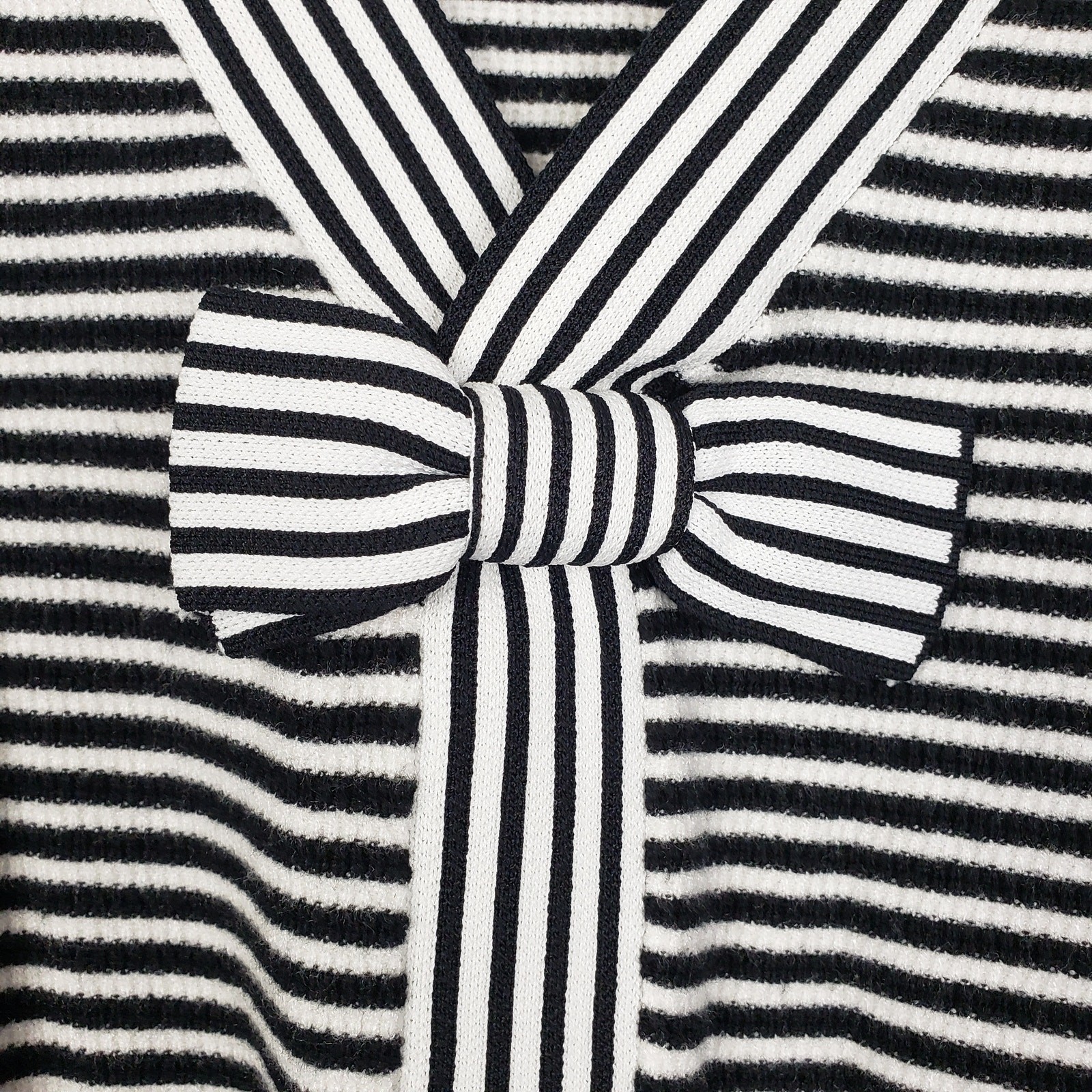 Threaded Leaf Size S Bow Front Sweater Black Whit… - image 3