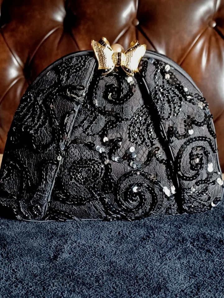 Presentación -Elocuente Cartera Mariposa Madame Cristal Swarovski de Judith Leiber  Foto 3 de 4