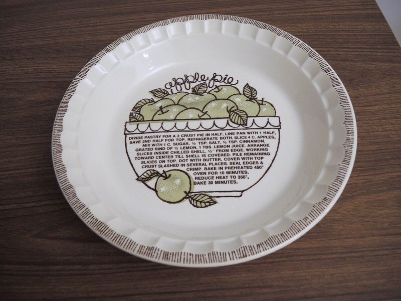 JEANNETTE CHINA APPLE PIE PLATE W GREEN APPLES - 11"