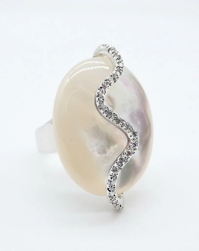 EXQUISITO ANILLO CURVO DE CRISTALES DE NÁCAR OVALADO ENCHAPADO EN ORO BLANCO DE 18kt Foto 4 de 4