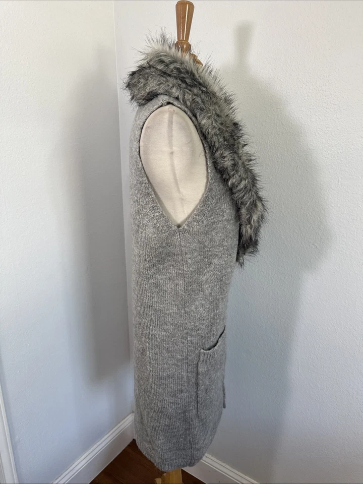 Chaleco Suéter Forever 21 Mujer S Gris Cuello de Piel Sintética Y2K Mob Wife Minimalista Foto 4 de 4