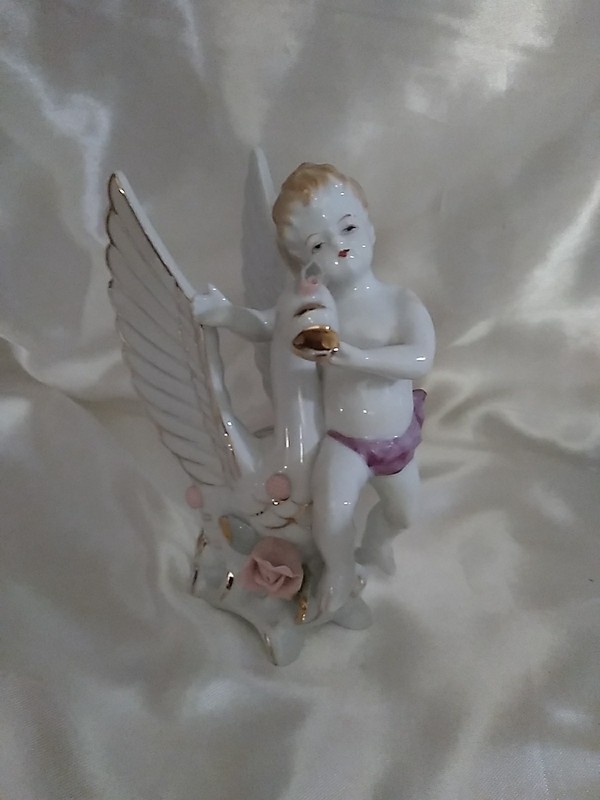 VCAGO Cherub And Goose Figurine.                        (191)