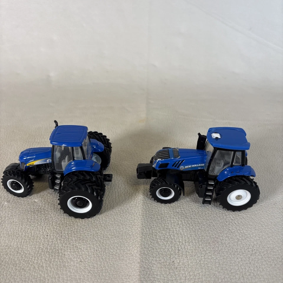 Lote de 2 tractores ERTL New Holland escala 1/64 (T7050 con dobles / T8020) Foto 2 de 4