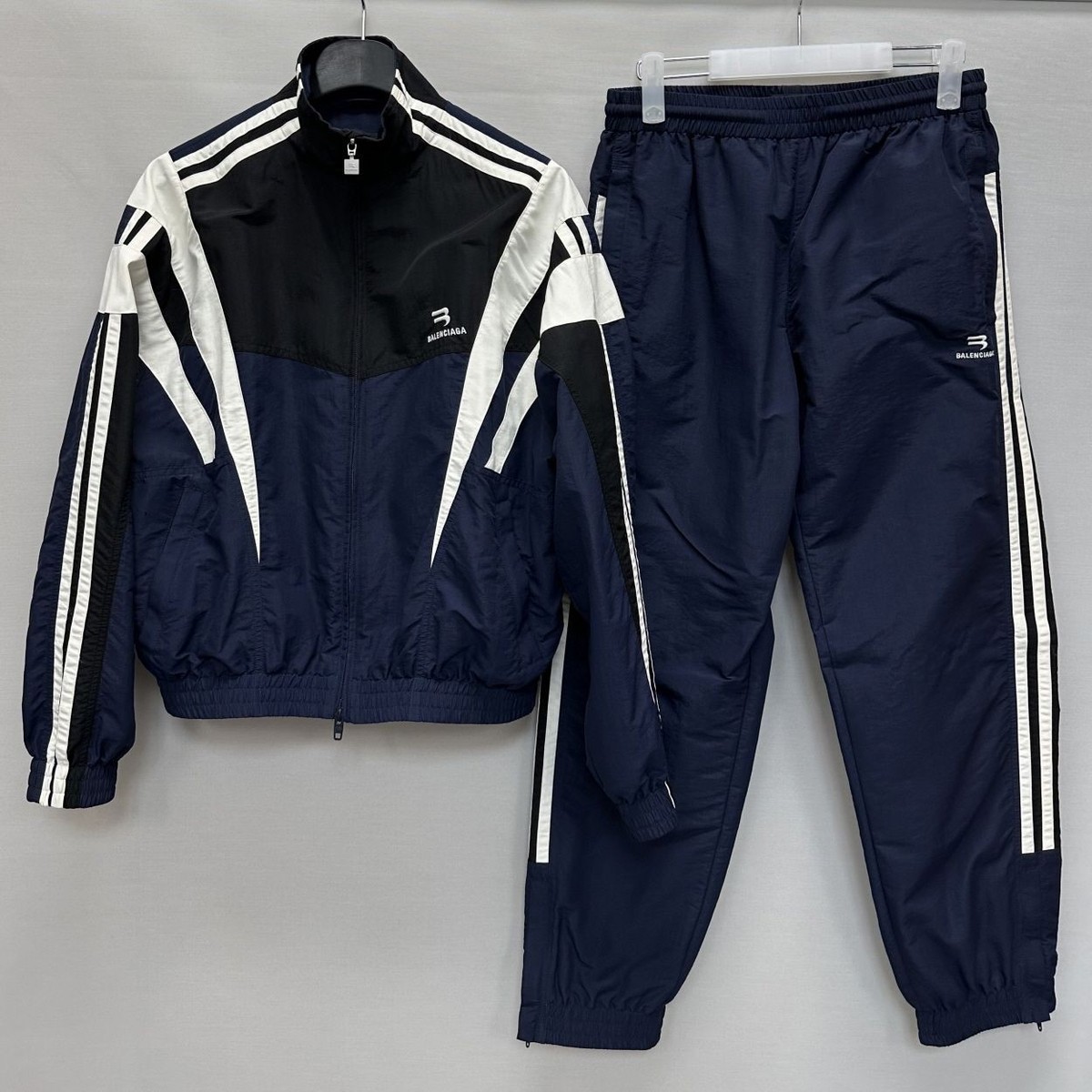 balenciaga sporty b フード付き　トラックジャケット Balenciaga Sporty B Pull-Over Puffer Jacket | Black | FARFETCH