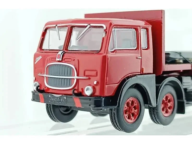 PIRATA PIBK690.02  Fiat 690 rosso con pianale in legno e carico lastre HO 1:87 - Immagine 2 di 4