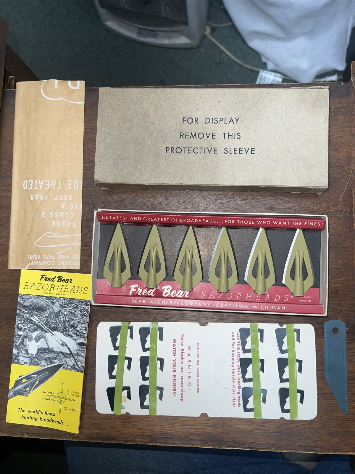 Set of 12 Fred Bear Razorheads Vtg NEW in Original Box! Broadhead