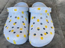 Crocs Daisy Clog Light Blue with White Daisy Women 7 / Men 5