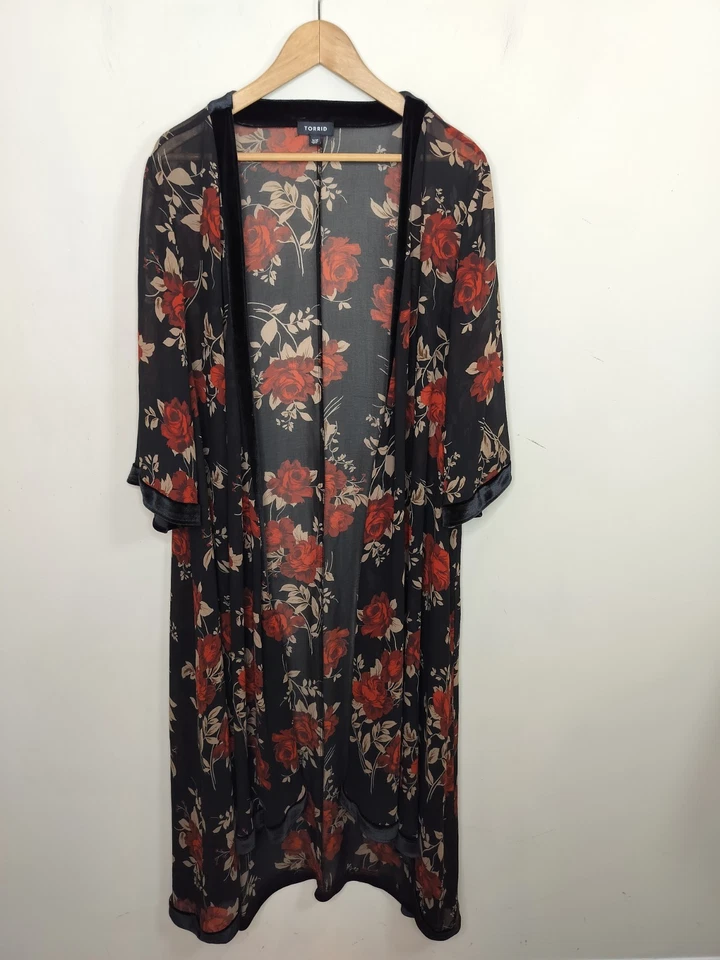 Kimono de terciopelo floral tórrido 1X 2X plumero alto bajo rojo romántico oscuro negro Foto 2 de 4