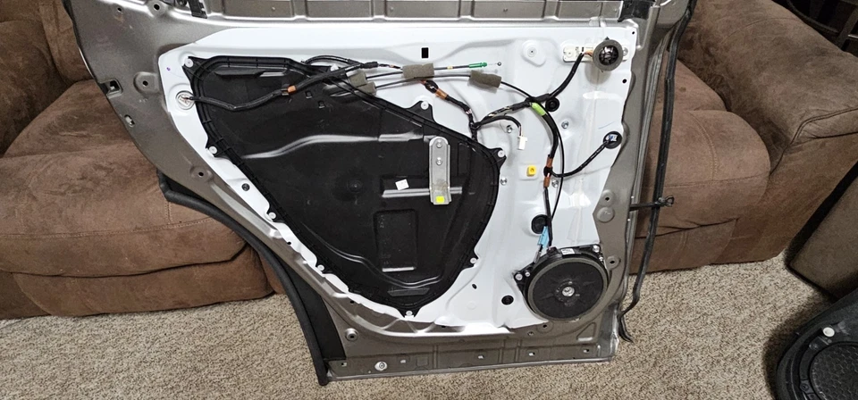 Lexus RX 350 2018 puerta trasera izquierda Foto 3 de 3