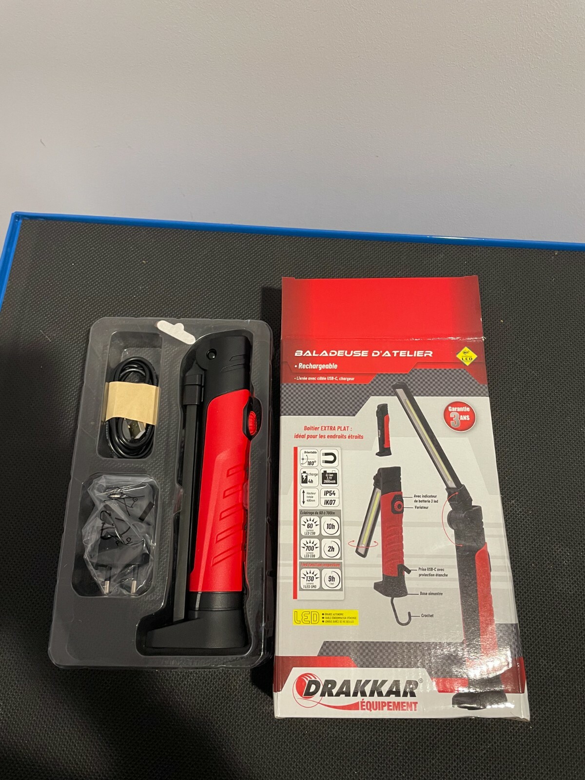 Baladeuse d'atelier LED rechargeable pour travailler les mains libres sans zone d'ombre