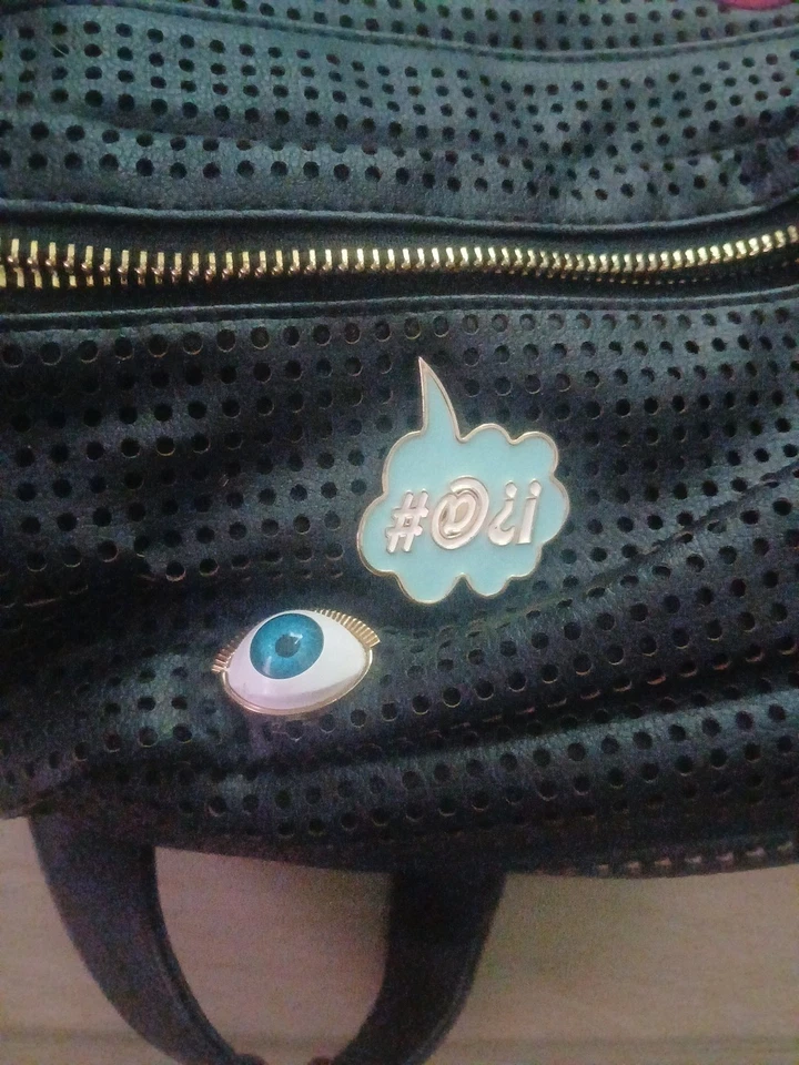 MOCHILA PEQUEÑA CHARLIE ENCANTADORA NEGRA USADA Foto 3 de 4