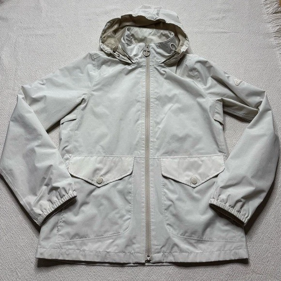 Chaqueta cortavientos Barbour Overland impermeable crema con capucha para mujer 6 M neutra Foto 2 de 4