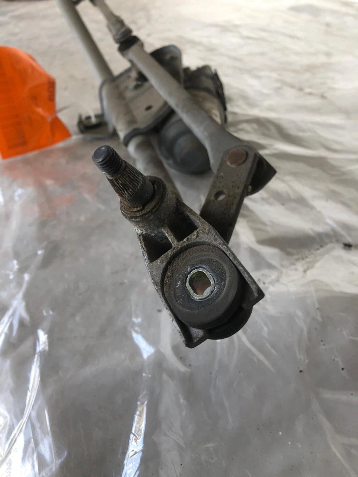 2001 - 2005 VOLKSWAGEN PASSAT GLS стеклоочиститель коробка передач с двигателем - Изображение 2 из 4