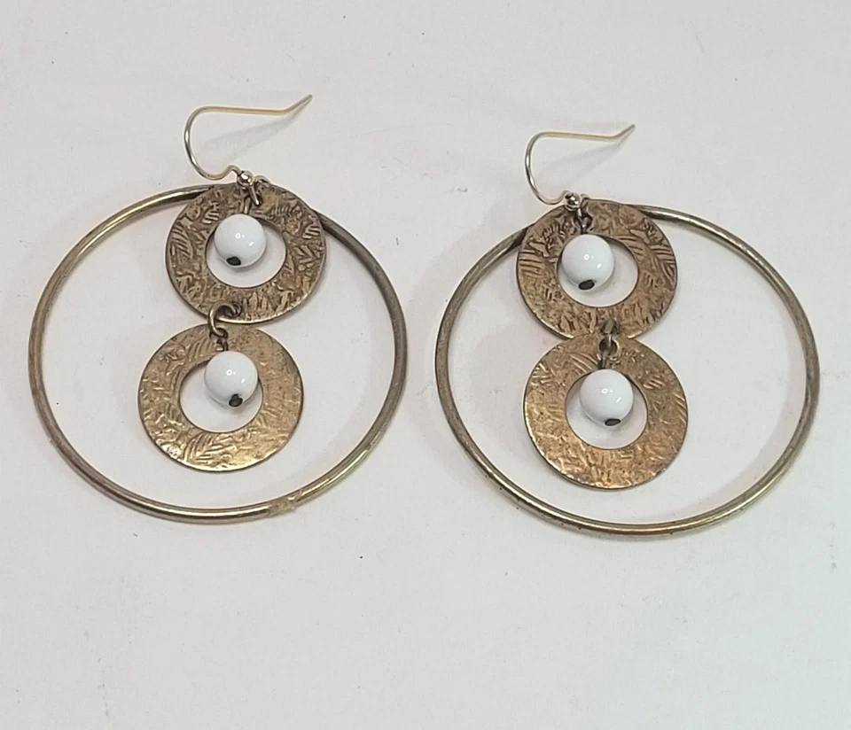 Silver Forest Lg. Серьги-кольца текстурированные металлические белые бусины золотистые богемное 1,75 дюйма - Изображение 2 из 4