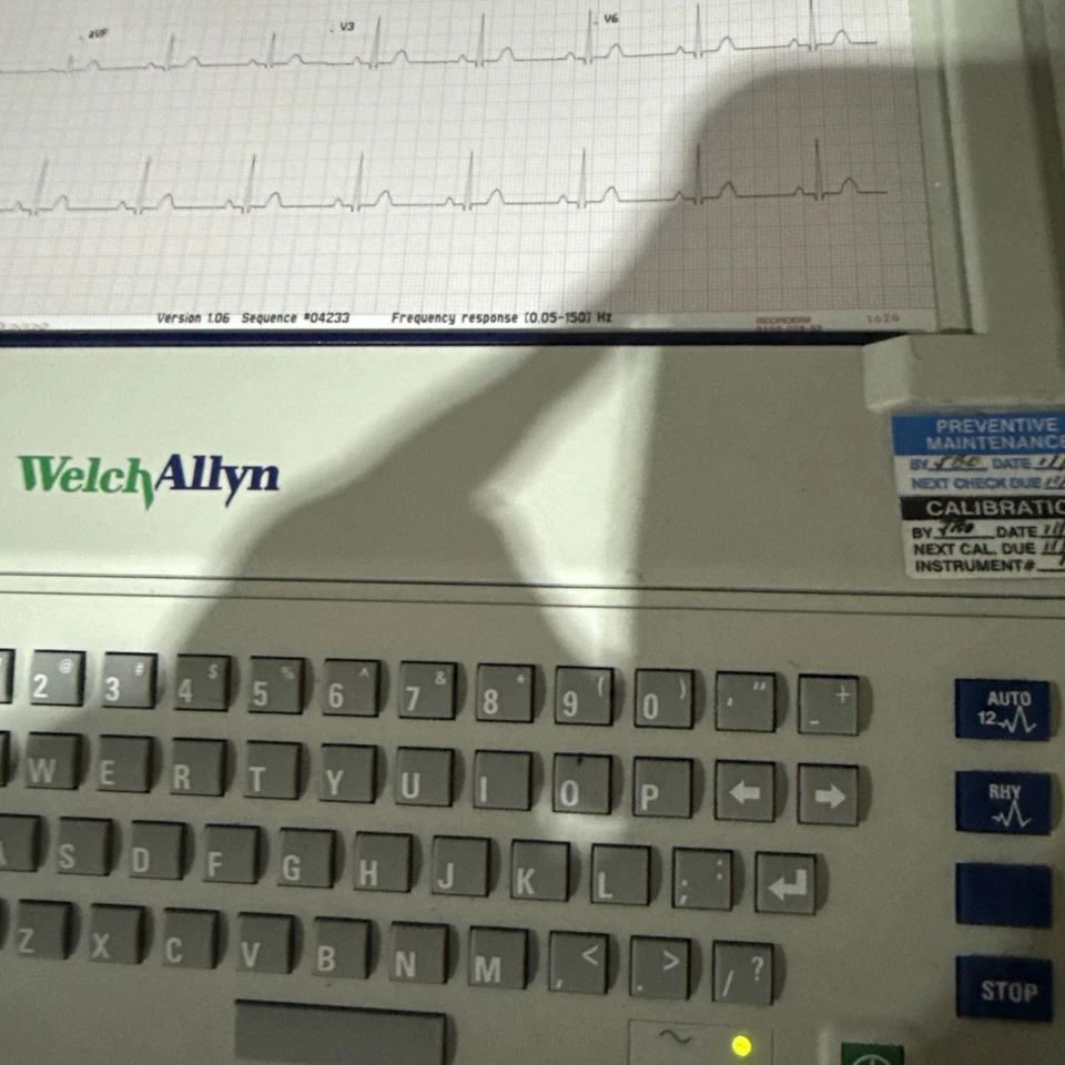 Electrocardiógrafo Welch Allyn CP 10 ECG con cable LED. Foto 3 de 4