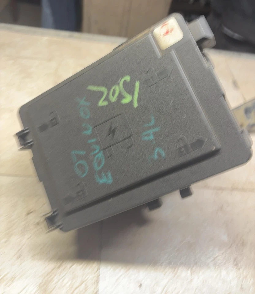 Caja de fusibles motor Chevy Equinox 07 08 09 Foto 3 de 4