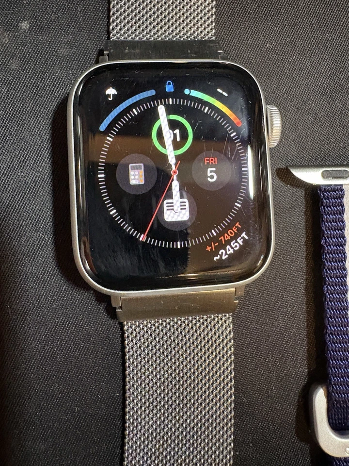 Apple Watch SE 2ª Generación 40mm Estuche Aluminio Plateado Modelo MRE13LL/A Con 2 Bandas Foto 2 de 4