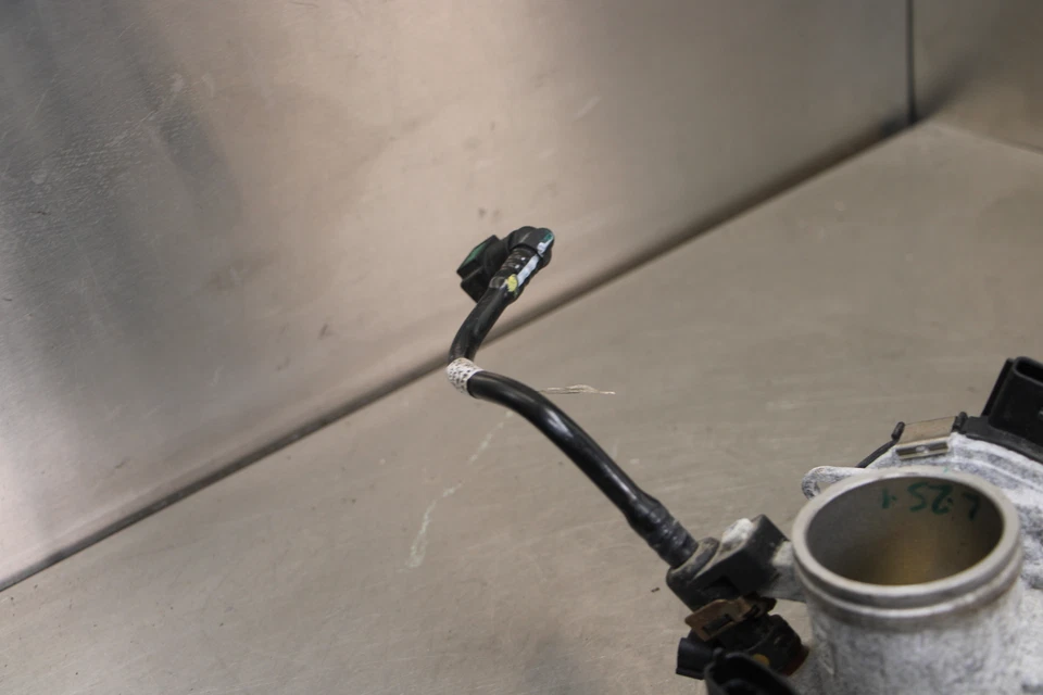 23-24 KTM 390 DUKE INYECTORES DE COMBUSTIBLE PRINCIPALES / CUERPOS DEL ACELERADOR Foto 3 de 4