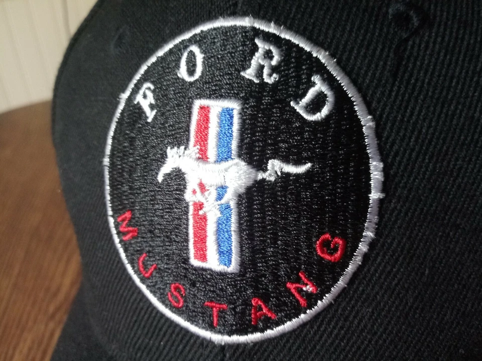 Sombrero Mustang Ford negro con logotipo de pony rojo blanco y azul. Cobra GT 427 ajustable Foto 4 de 4