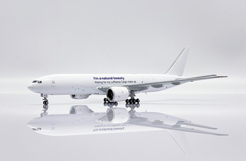 Lufthansa Cargo JC Wings 1:400 B777-200LRF ""Belleza natural - Flaps Up"" D-ALFJ - Imagen 3 de 12